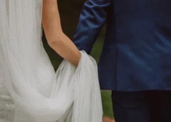 فتاة في العشرين وانا عمري شارف الخمسون