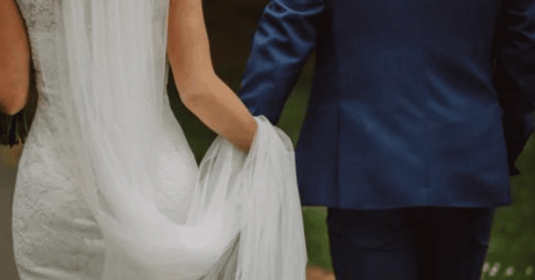 فتاة في العشرين وانا عمري شارف الخمسون